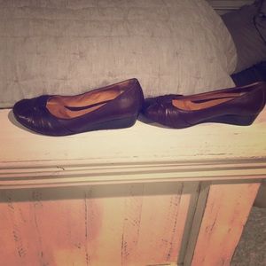 Low wedge closed toe shoes